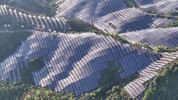俯瞰山顶的树林和太阳能发电厂