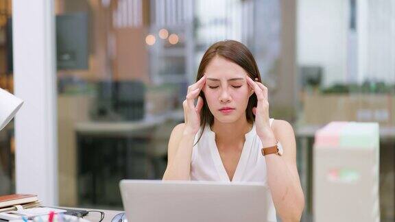 女性工作时头痛