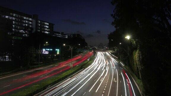 黄昏时新加坡高速公路的时间流逝