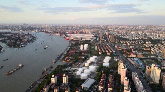 无人机鸟瞰上海黄浦江及工业区北部