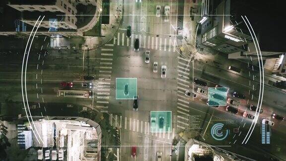 从上到下的城市道路交叉口夜间交通画面未来的视觉效果跟踪和提供数据从选定的车辆