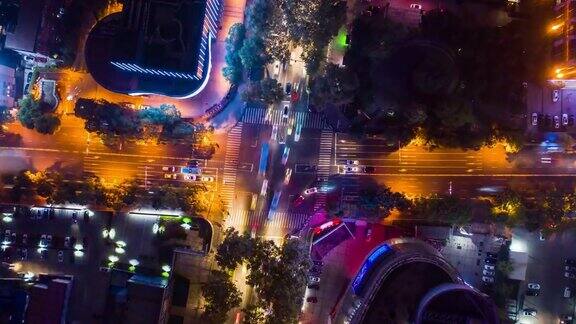 南京市中心市中心晚上灯火通明交通街道十字路口空中俯仰延时全景4k中国