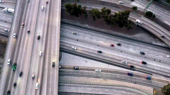 高速公路上的交通航拍