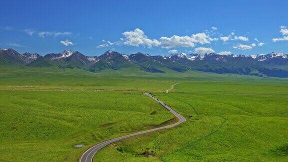 新疆绿色草原和山地自然景观