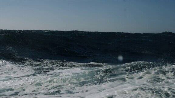 在冬天航行时北海的海面波涛汹涌