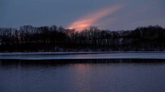 冰冻湖面上的日落