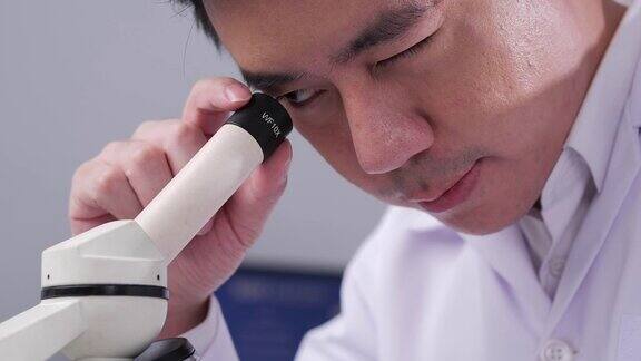 男性科学家在STEM现代实验室测试疫苗实验药物