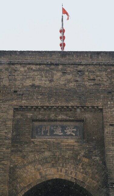 垂直西安古城墙在雪中中国