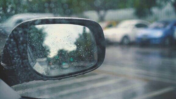 后视镜车在雨天