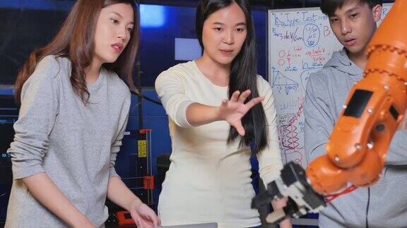 亚洲女性团队领导介绍项目策略显示手臂移动手指发展的工程师在一个研究实验室教育技术团队合作成功科学与人领导教育话题工业4.0STEM领域的女性