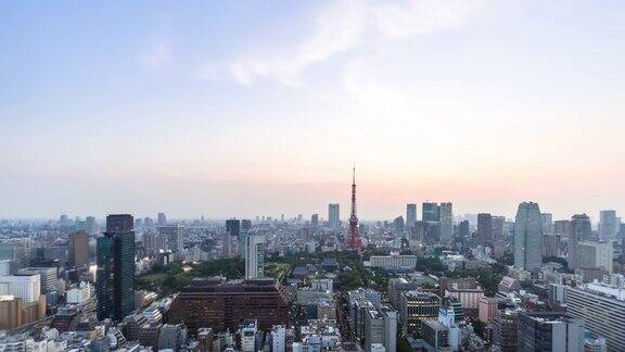 日出时东京塔附近的城市景观和市区