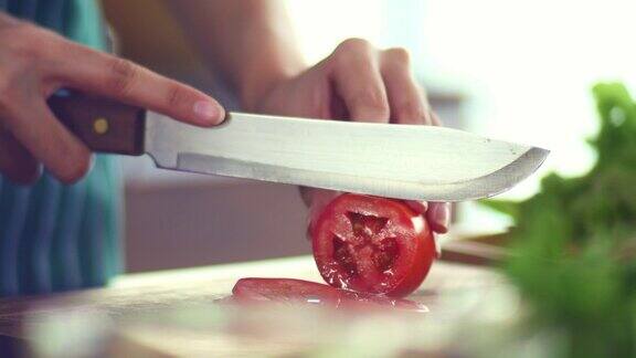 准备蔬菜:切番茄