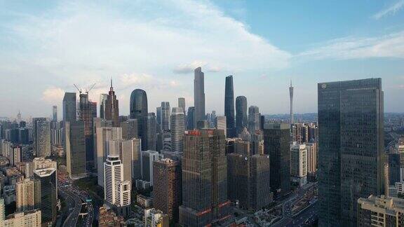 城市摩天大楼在白天的倾斜视图