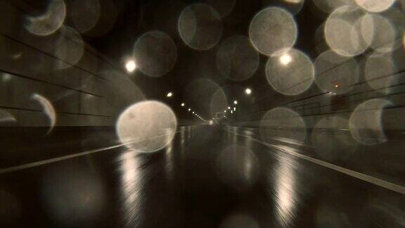 开车穿过隧道后视图雨天