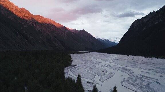 日落时的河流和山脉