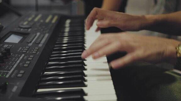音乐家手弹奏钢琴的特写