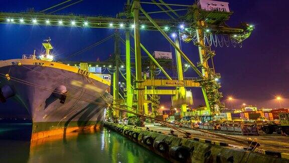 延时拍摄:晨曦中在新加坡船厂码头工作