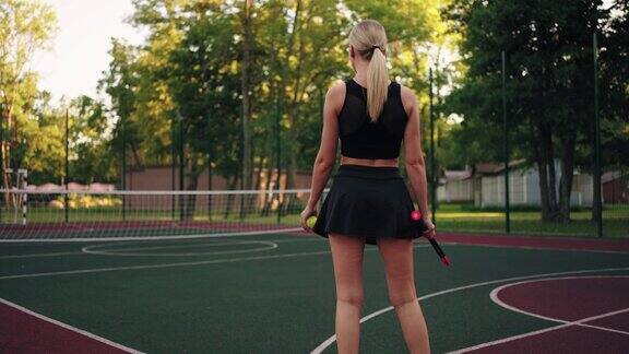 自信的网球运动员正在走上球场苗条的金发女士的背影
