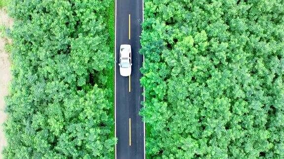 乡村道路上的俯视图无人机