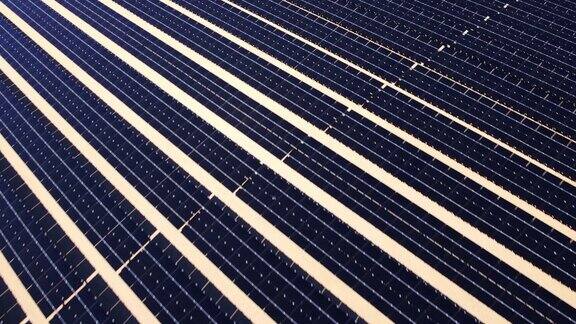 沙漠中大型工业太阳能农场上空鸟瞰图