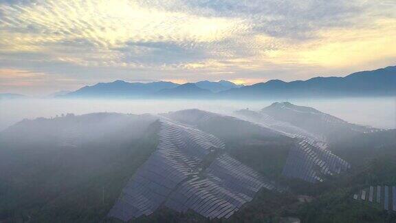 鸟瞰山顶的太阳能发电厂金色的云朵和晨雾