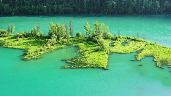 新疆河流清澈绿岛自然景观