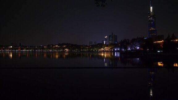 夜光照亮南京中央公园湖滨湾著名摩天大楼全景4k中国