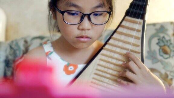 小女孩弹琵琶