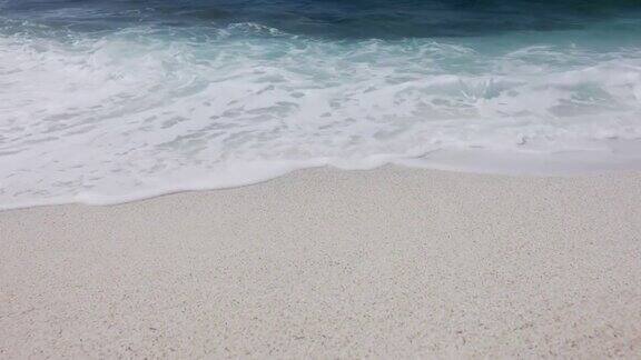 意大利撒丁岛海滩上海浪翻滚的景象