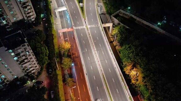 夜城高架道路的鸟瞰图