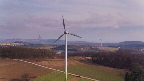 无人机正在接近德国乡村的风力涡轮机