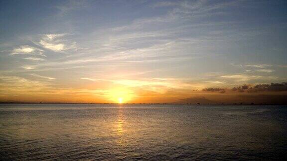 美丽的海上日落