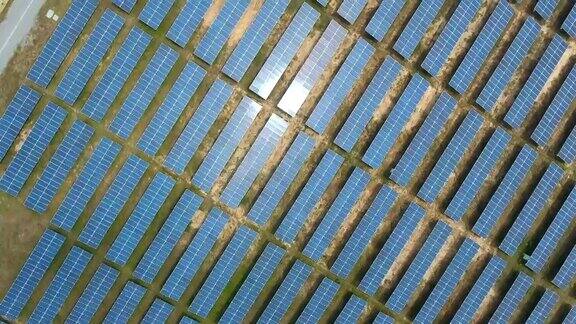 鸟瞰图太阳能农场与阳光可再生能源太阳能