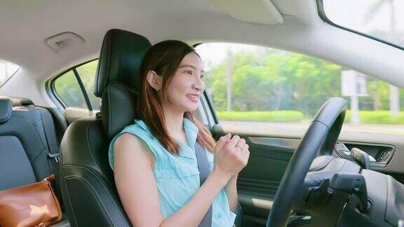 亚洲年轻女子开车