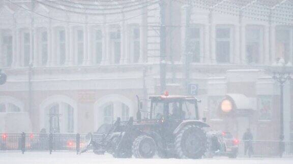 高美尔、白俄罗斯拖拉机在冬季雪天清理积雪锅全景