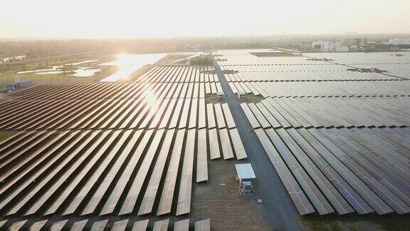 鸟瞰图太阳能农场在日落