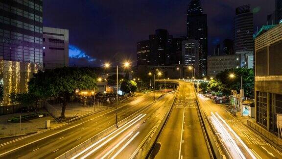 夜晚穿梭于现代城市的交通时光流逝