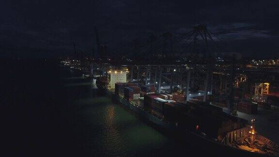 工业港口夜间工作起重机和集装箱船