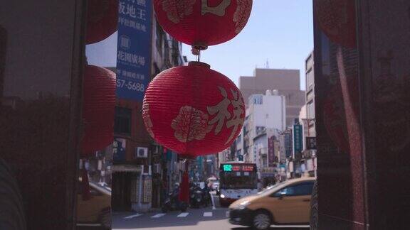 以桃园城市生活为背景的中国灯笼