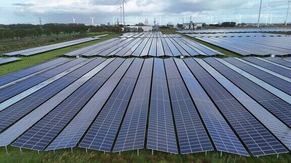 荷兰德尔夫济勒市附近的太阳能电池板公园背景是风力涡轮机
