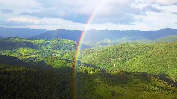 山上彩虹的鸟瞰图