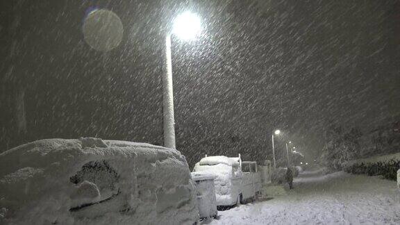 城市街道上的夜间暴风雪