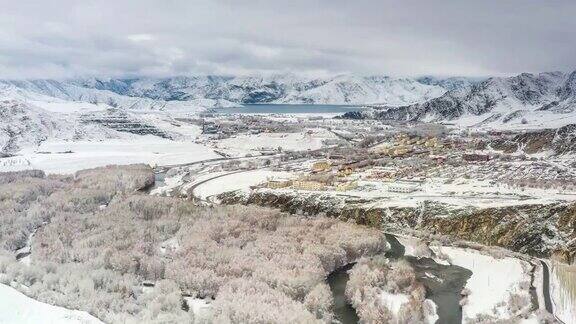 城镇被冰雪覆盖着