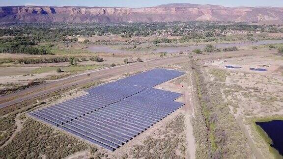 鸟瞰图太阳能农场提供绿色可再生能源的农村科罗拉多镇