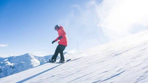 滑雪者享受阳光明媚的冬日表演跳跃特技和雪水从滑雪坡上滑下来