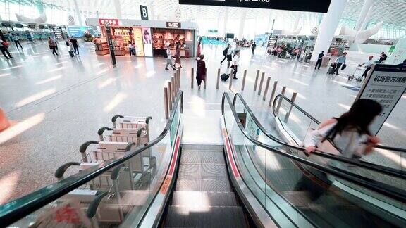 乘客在机场步行在深圳火车站自动扶梯