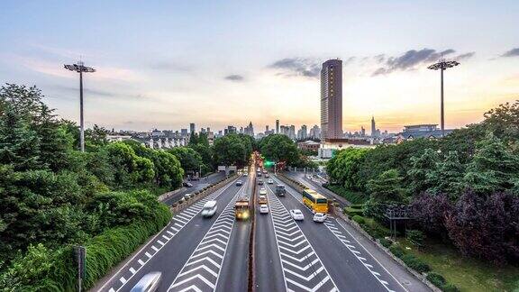 繁忙的道路和现代建筑在市中心的现代城市