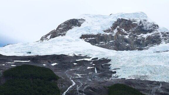 乌普萨拉冰川岩石上的融水