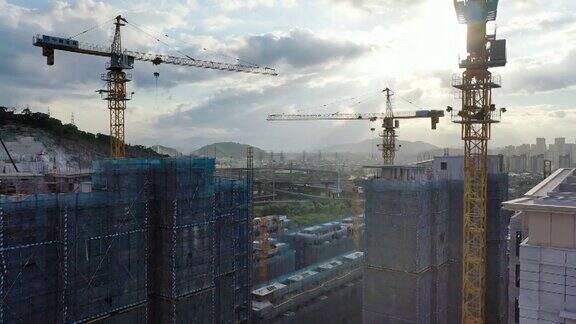 大型建筑工地用起重机来建造房屋