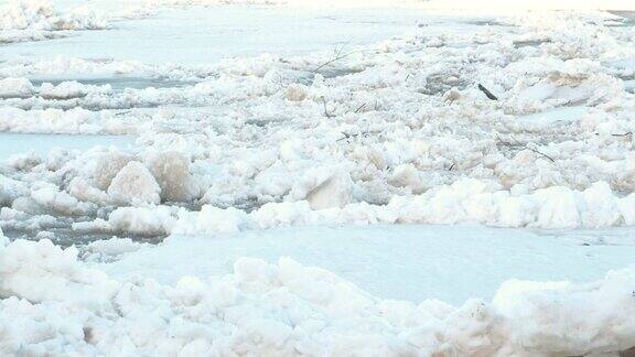 河上浮冰移动的大浮冰靠近了